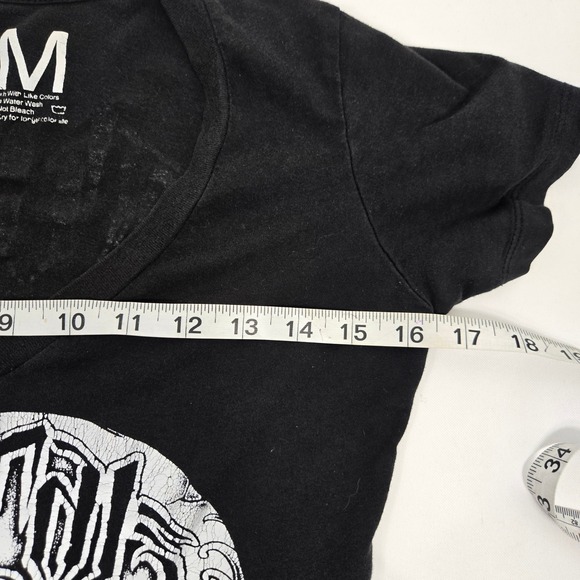 Fatal Crew Skull Graphic Tee V‎ Neck Short Sleeve T-Shirt Black Medium 2004 VTG - Picture 9 of 11